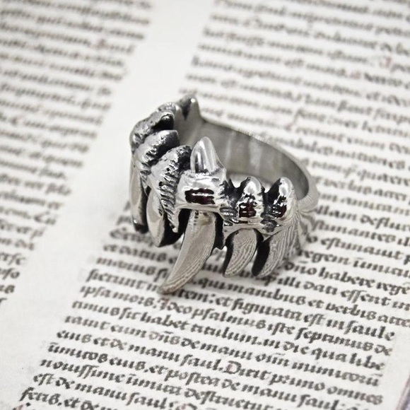 Sabertooth Ring - Picture 4 of 8
